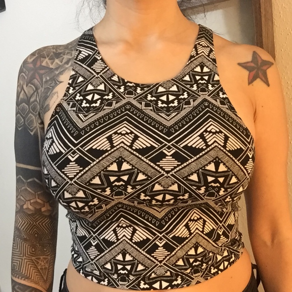 VICTORIA SECRET PINK GEOMETRIC CROP TOP